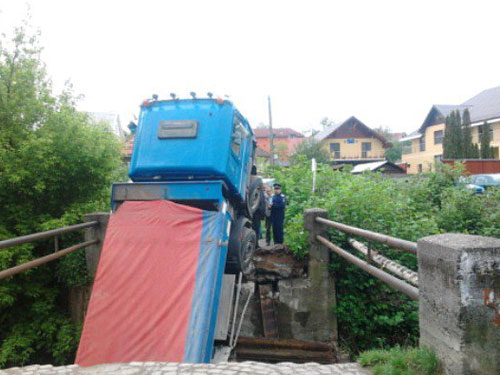 Camion cazut in Sasar (c) eMM.ro